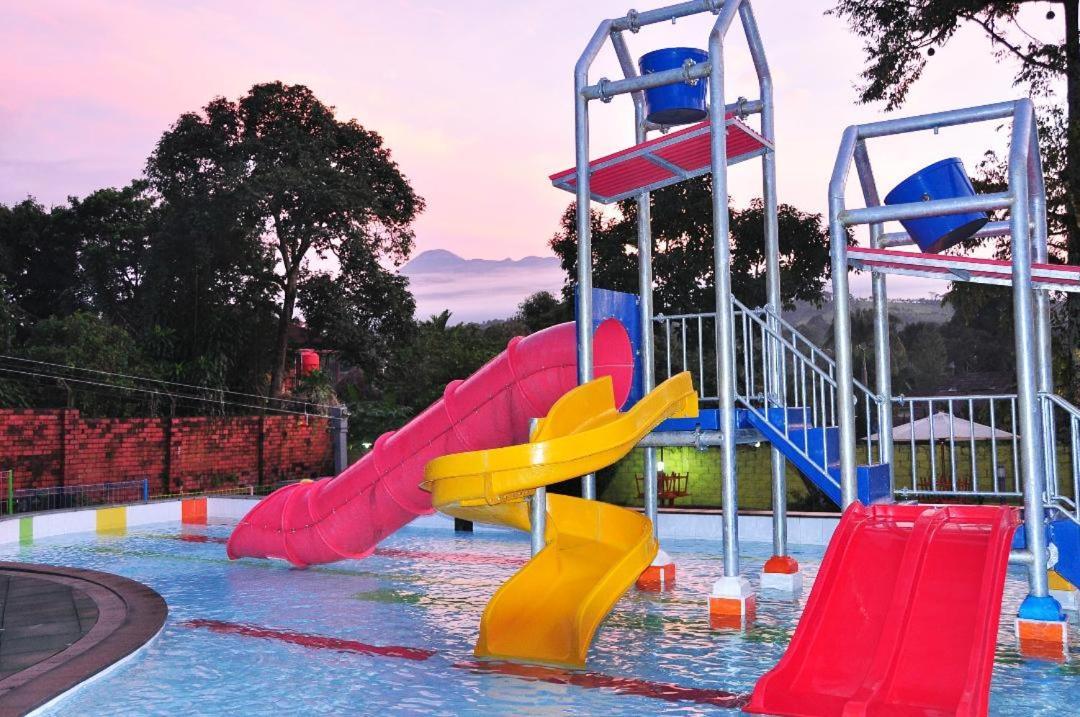Puncak Village Hotel & Kampung Main Anak Gadok Экстерьер фото
